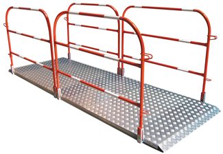 kładka ze składanymi barierkami; podest aluminiowy antypoślizgowy, barierki metalowe składane